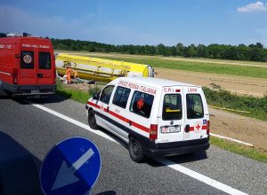 L'autocisterna fuori strada sull'A5.