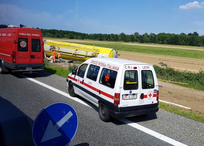 L'autocisterna fuori strada sull'A5.