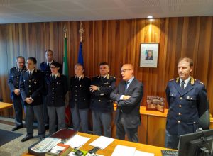 Il questore Ostuni (al centro) con i vari dirigenti della Questura.