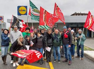 i sindacati Cgil, Cisl e Uil in sciopero per i supermercati