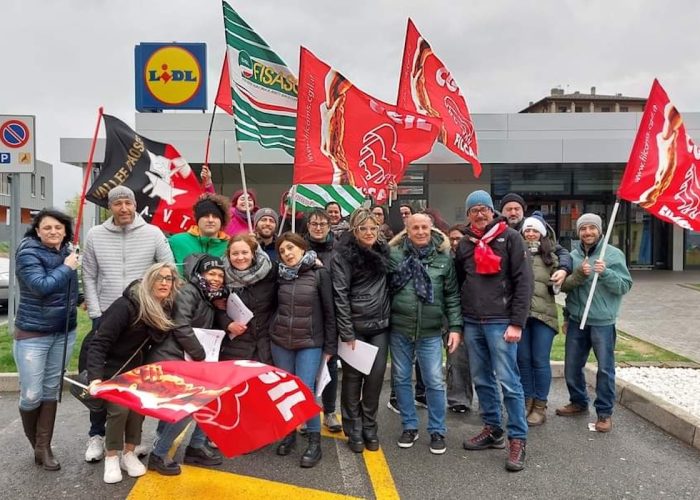 i sindacati Cgil, Cisl e Uil in sciopero per i supermercati