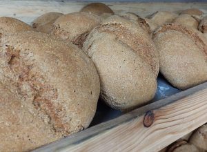 Il pane nero solidale dei giovani di Sarre