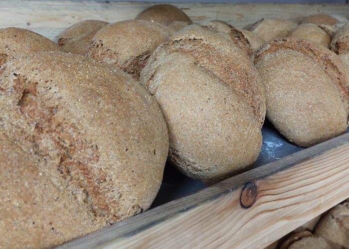 Il pane nero solidale dei giovani di Sarre