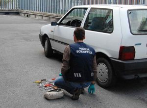 L'auto rubata e gli attrezzi da scasso dei ladri