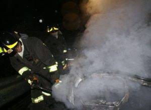 L'auto andata a fuoco