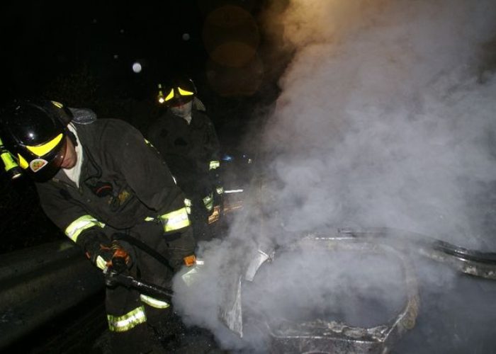 L'auto andata a fuoco