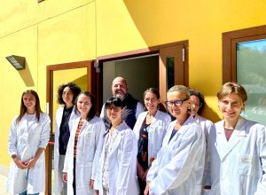 la Dott ssa Obino la Dott ssa Beoni l'Assessore Marzi e parte dell'quipe di operatori davanti all'ingresso dell'ambulatorio autismo al CEA di Gressan ()