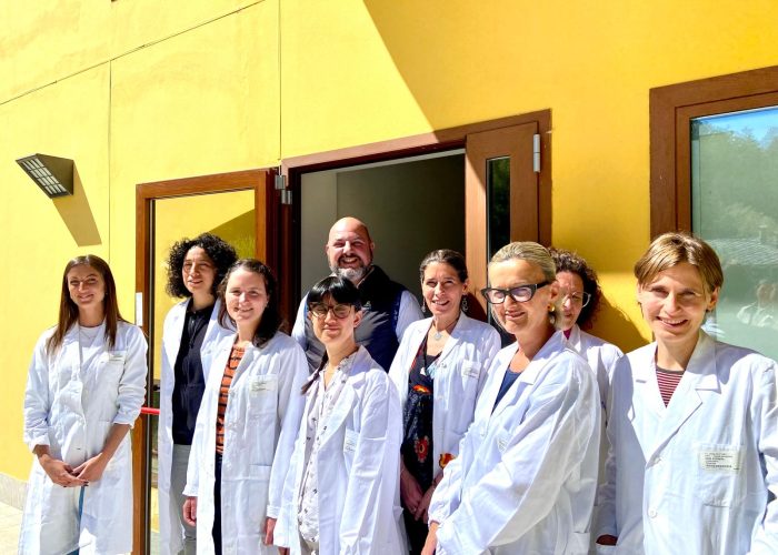 la Dott ssa Obino la Dott ssa Beoni l'Assessore Marzi e parte dell'quipe di operatori davanti all'ingresso dell'ambulatorio autismo al CEA di Gressan ()