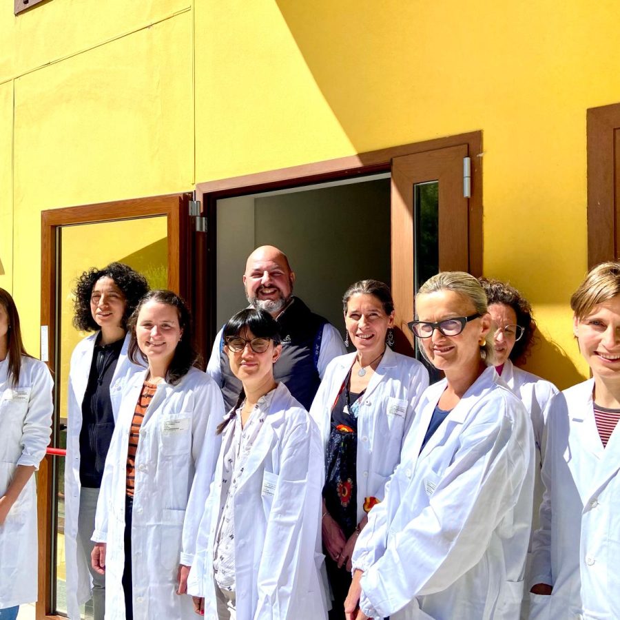 la Dott ssa Obino la Dott ssa Beoni l'Assessore Marzi e parte dell'quipe di operatori davanti all'ingresso dell'ambulatorio autismo al CEA di Gressan ()