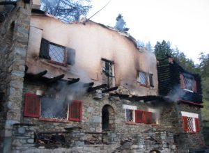 La casa incendiata