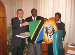 Scambio di doni tra gli ospiti della Tanzania e il presidente del Consiglio comunale di Aosta Renato favre