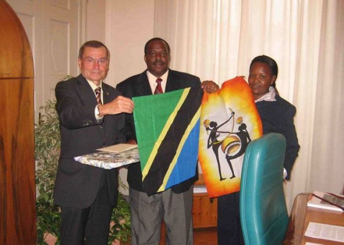 Scambio di doni tra gli ospiti della Tanzania e il presidente del Consiglio comunale di Aosta Renato favre