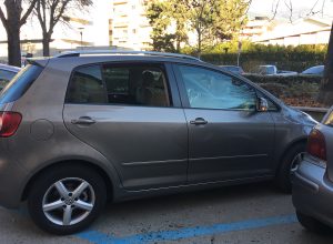 L'auto dentro la quale si era introdotto il ladro