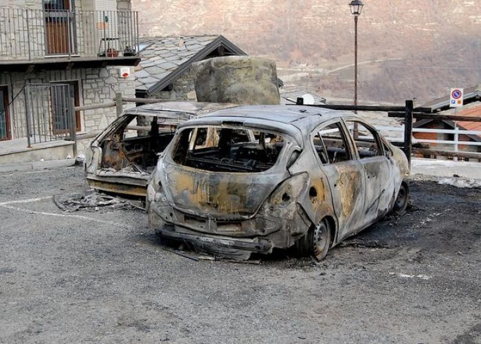 Le auto bruciate ad Epiney