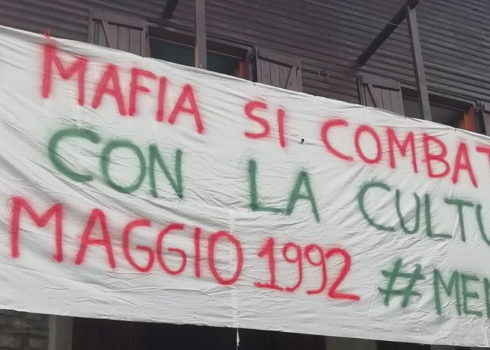 Lo striscione appeso da Donatella Corti, Referente Libera Vda