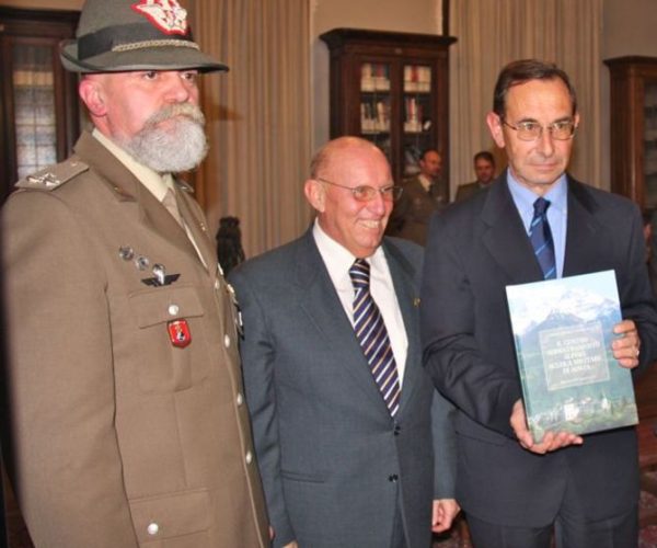 Roberto Stella (a dx) con il compianto Alberto Cerise e il generale Claudio Rondano.
