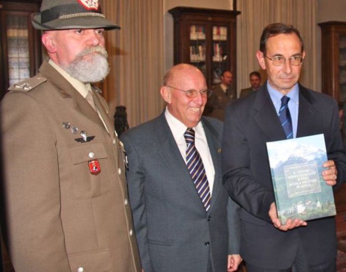 Roberto Stella (a dx) con il compianto Alberto Cerise e il generale Claudio Rondano.