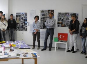 Al centro il sindaco Fabrizia Derriard e il preside Franco Cossard