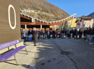 l'inaugurazione della panchina viola con gli studenti