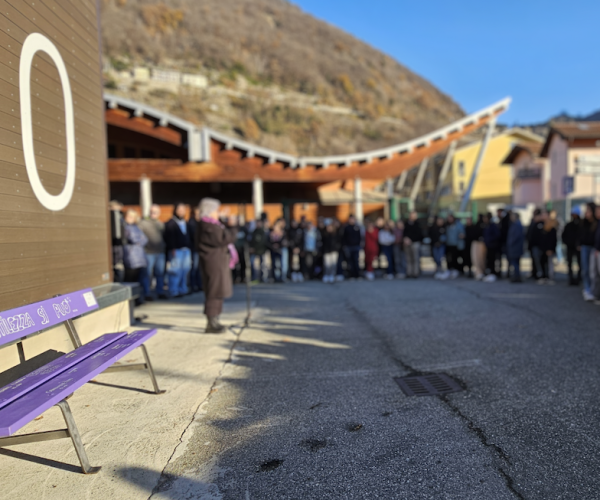 l'inaugurazione della panchina viola con gli studenti