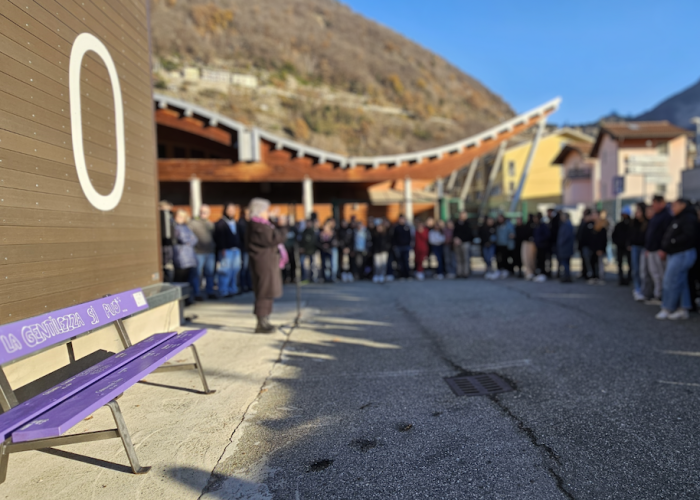 l'inaugurazione della panchina viola con gli studenti