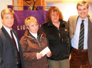 Da sin. il Presidente Lions Aosta Mont Blanc, Flavio Lanese, Odetta Bonin, Presidente Di.a.psi., Sergio Lia, Consigliere, e Antonio Marzani, Past President Lions Aosta Mont Blanc