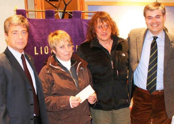 Da sin. il Presidente Lions Aosta Mont Blanc, Flavio Lanese, Odetta Bonin, Presidente Di.a.psi., Sergio Lia, Consigliere, e Antonio Marzani, Past President Lions Aosta Mont Blanc