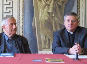 Da destra mons. Lovignana e il vicario generale don Ferruccio Brunod