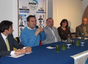 Luigi de Magistris insieme ai candidati della coalizione Pd, IdV