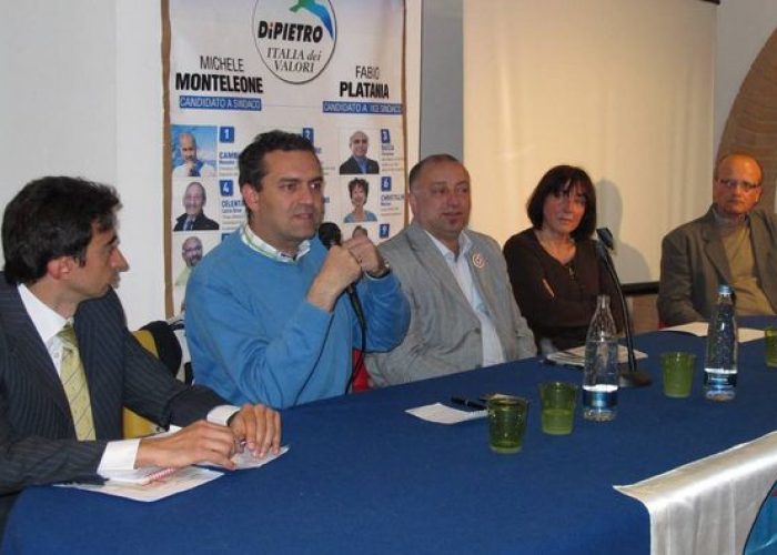 Luigi de Magistris insieme ai candidati della coalizione Pd, IdV