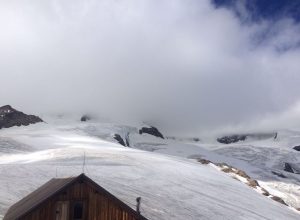 Il Lyskamm avvolto dalle nubi (foto Adriano Favre - SAV).