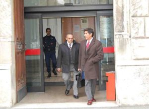 Malcuit (a sx) con l'avvocato Soro all'uscita del Tribunale