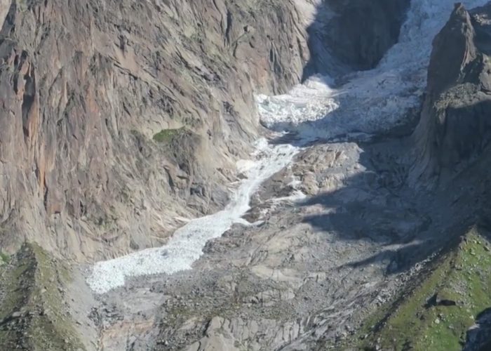 valanga di ghiaccio sulla mer de glace