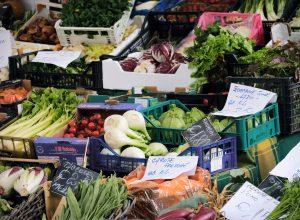 Il mercato Viale della Pace, una bancarella di verdura - immagine di archivio