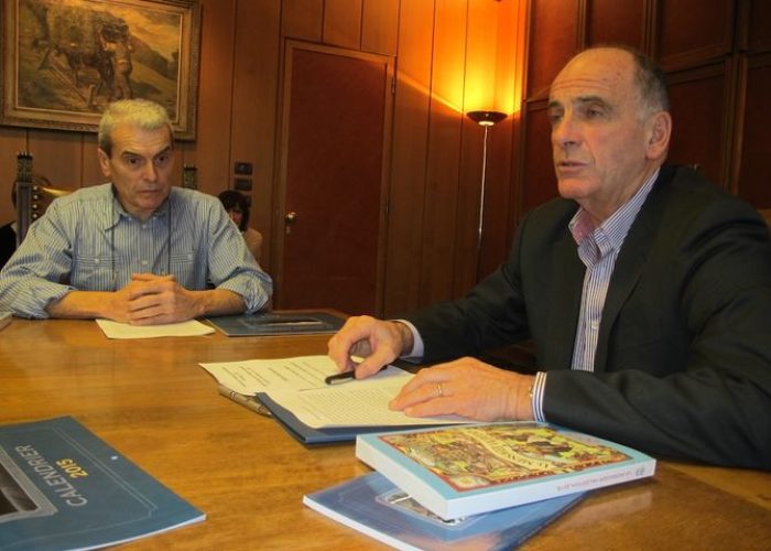 Da sinistra Luigi Calderola, della Tipografia Valdostana, e il presidente Rollandin