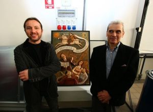 Da sinistra Paolo Perrin e Luigi Calderola. Al centro il bassorilievo di Thoux