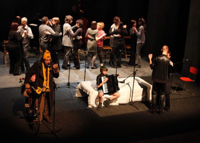 Tourna avouì mè, musical in patois