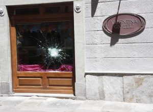 La vetrina del negozio "Valentina gioielli"