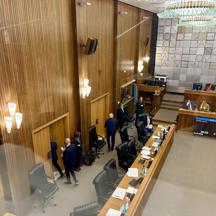 minoranza esce dall'aula