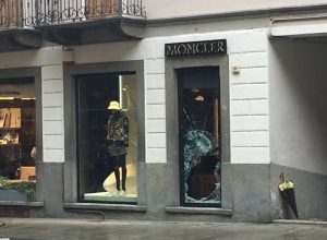 La spaccata alla boutique Moncler di Courmayer