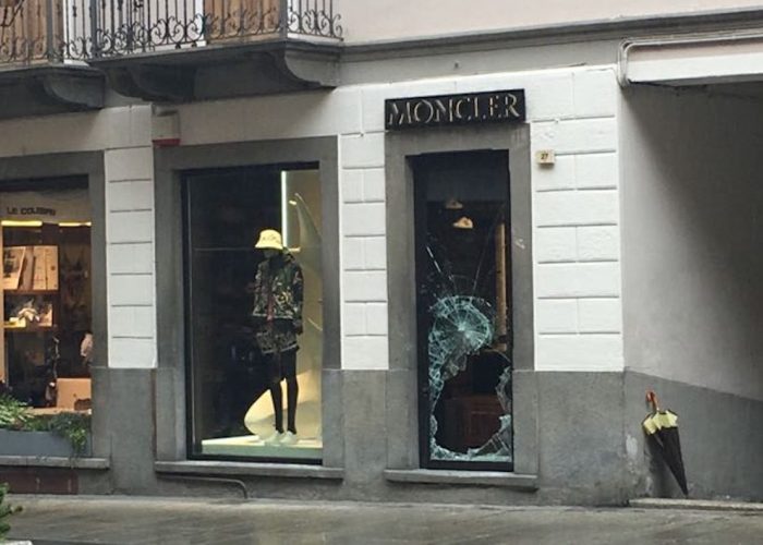 La spaccata alla boutique Moncler di Courmayer