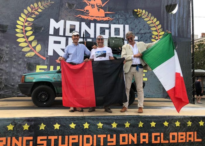 Paolo Peccoz al traguardo del Mongol Rally 2018