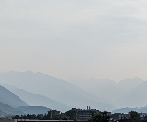 le montagne e gli strati creati dalle polveri degli incendi in Canada - Foto Arpa Vda