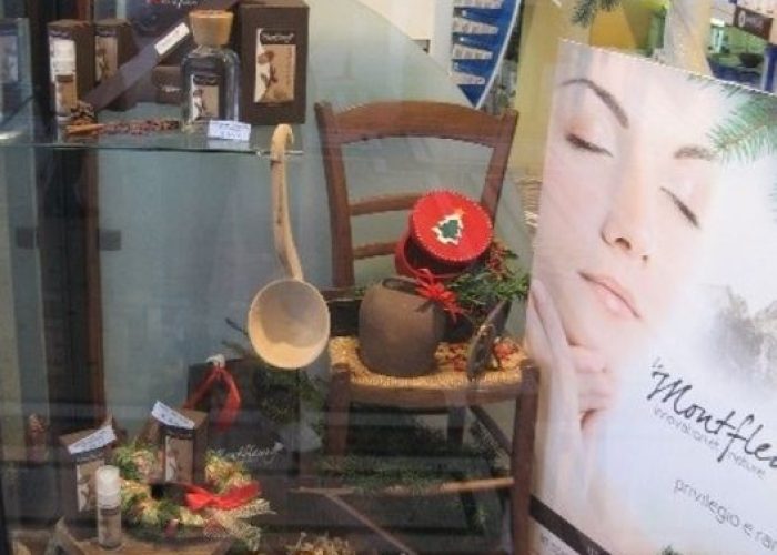 L'allestimento della Farmacia di Genova con i prodotti della Montfleury