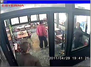 Le immgini registrare dalle telecamere di sorveglianza
