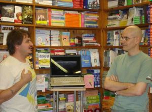 A sx Claudio Morandini durante la presentazione del libro