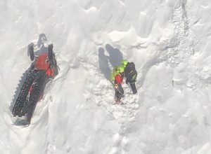 L'elisoccorso recupera l'infortunato.