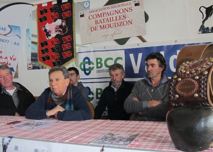 Gerardo Beneyton con il direttivo dell'associazione Batailles de Moudzons