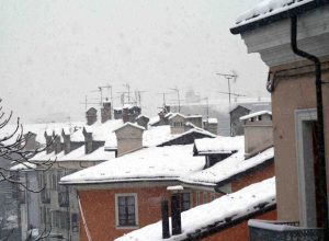 Tetti di Aosta innevati