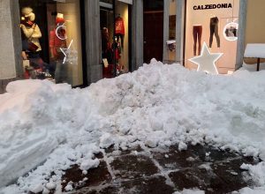 La neve ostruisce l'ingresso ai negozi